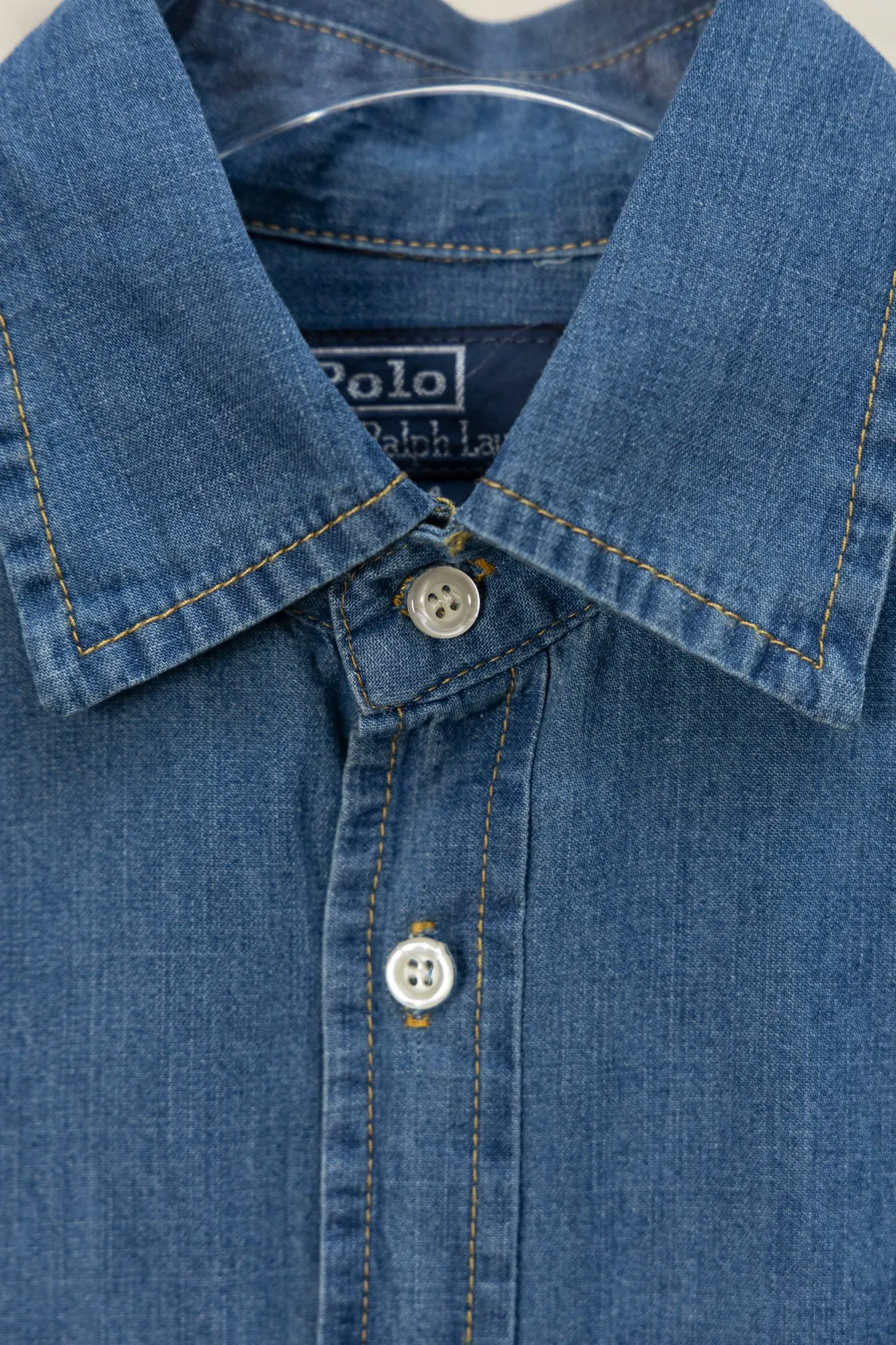 P240 Style number: JZ002 Rah Lauren colorful small label logo embroidered denim shirt. Same style for men and women. Complete with three labels. Complete package. Official website details consistent. Made of denim fabric. Denim fabric has been treated with a special process, soft yet crisp. Ready-to-wear washed. Skin-friendly and comfortable. Classic and invincible. Suitable for business and leisure. Collar buttons. Different currencies. All fabric accessories are original and the details are very good. Color: Denim blue Size: S M L XL